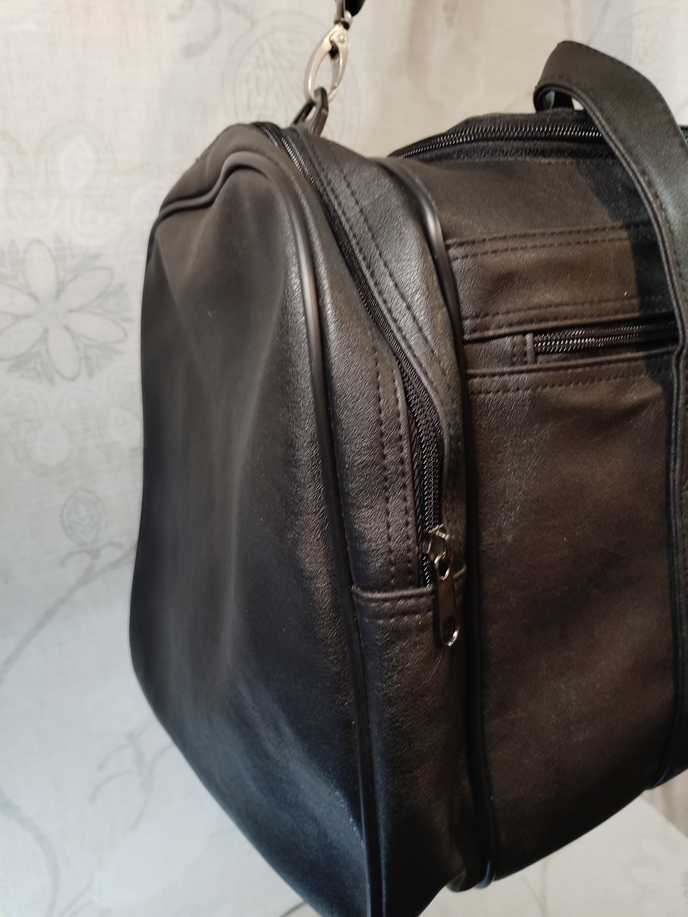 Leeds Black Leather Duffel Bag - Premium Travel & Gym Carry W/Shoulder Strap - Picture 3 of 9